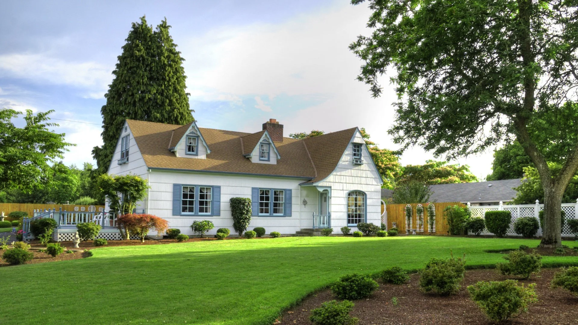 Beautiful green lawn in front of a home in Dallas, TX.