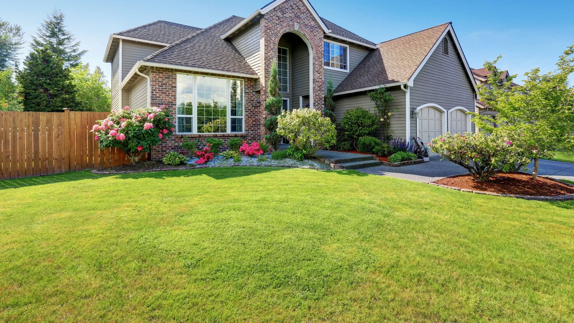 Large house with plants and large green lawn in Mesquite, TX.